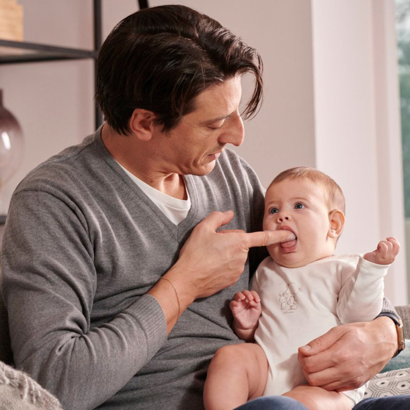 Набір Chicco "My First Toothbrush Set": зубна щітка-масажер і гель