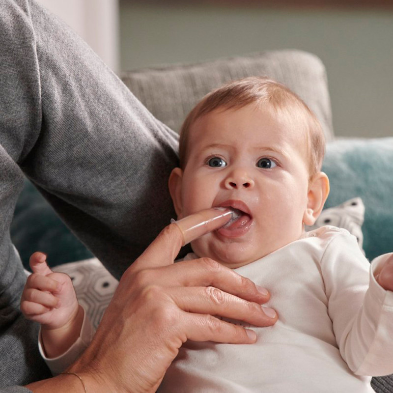 Набір Chicco "My First Toothbrush Set": зубна щітка-масажер і гель