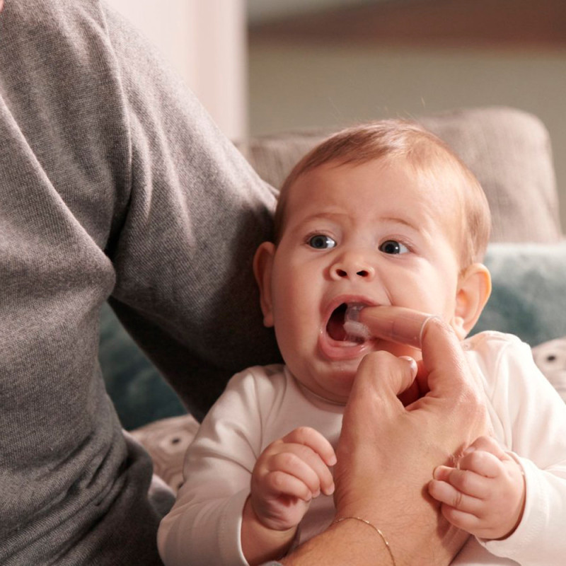 Набір Chicco "My First Toothbrush Set": зубна щітка-масажер і гель