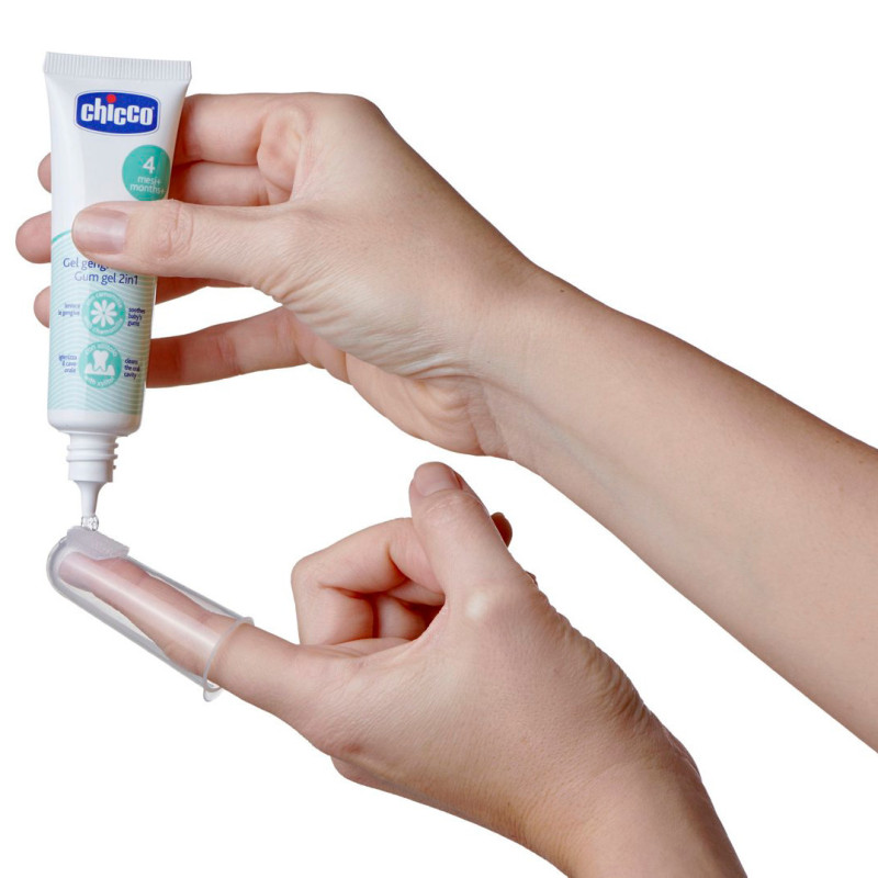 Набір Chicco "My First Toothbrush Set": зубна щітка-масажер і гель