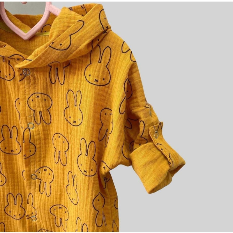 Мусліновий дитячий халатик на кнопках Зайки на гірчичному Decoza Moms XL110128-ms011 110-128