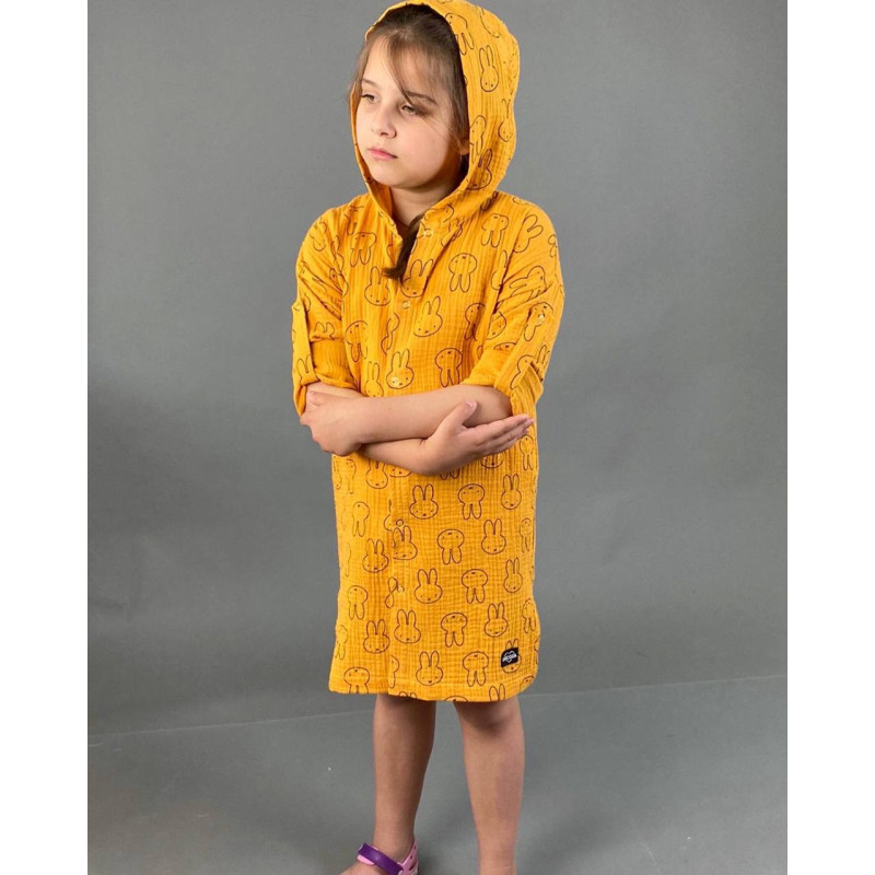 Мусліновий дитячий халатик на кнопках Зайки на гірчичному Decoza Moms XL110128-ms011 110-128