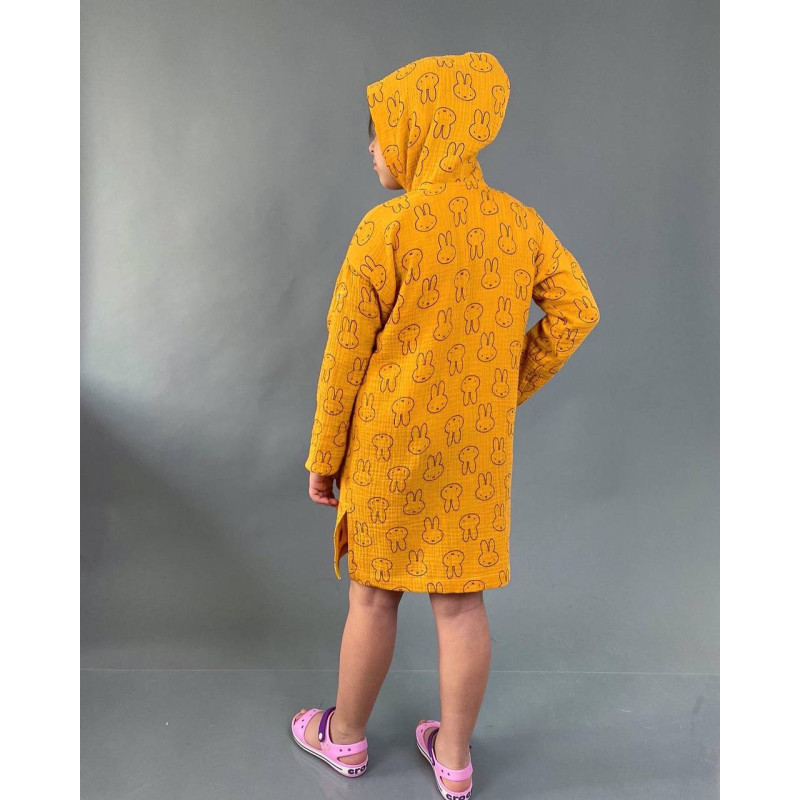 Мусліновий дитячий халатик на кнопках Зайки на гірчичному Decoza Moms XL110128-ms011 110-128
