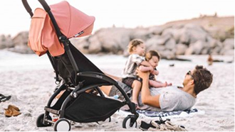 Сім'я з коляскою на пляжі