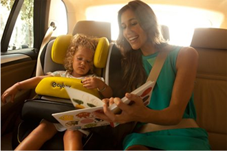 Мама з дитиною в авто