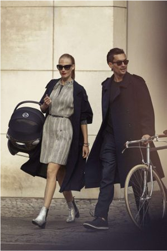 Пара з коляскою на велосипеді