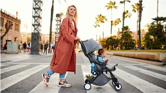 Жінка з коляскою на сходах