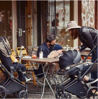 Мама з дитиною в кафе