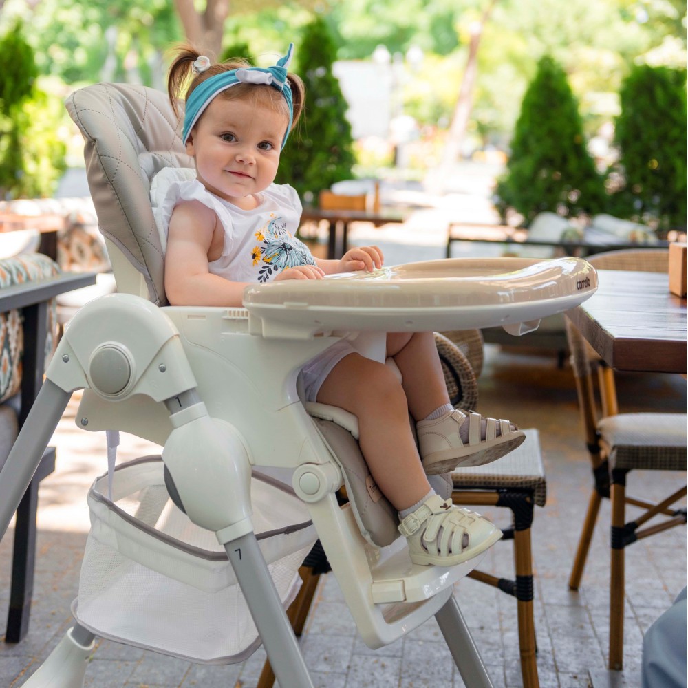 Carrello Toffee CRL-9502/3 - стільчик зручна форма для спільного відпочинку та годування на коліщатках (підвісний кошик для іграшок у комплекті, м'який вкладиш, компактно складається) • Light Beige