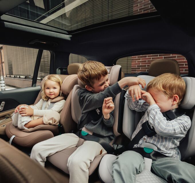 Три автокрісла в ряд