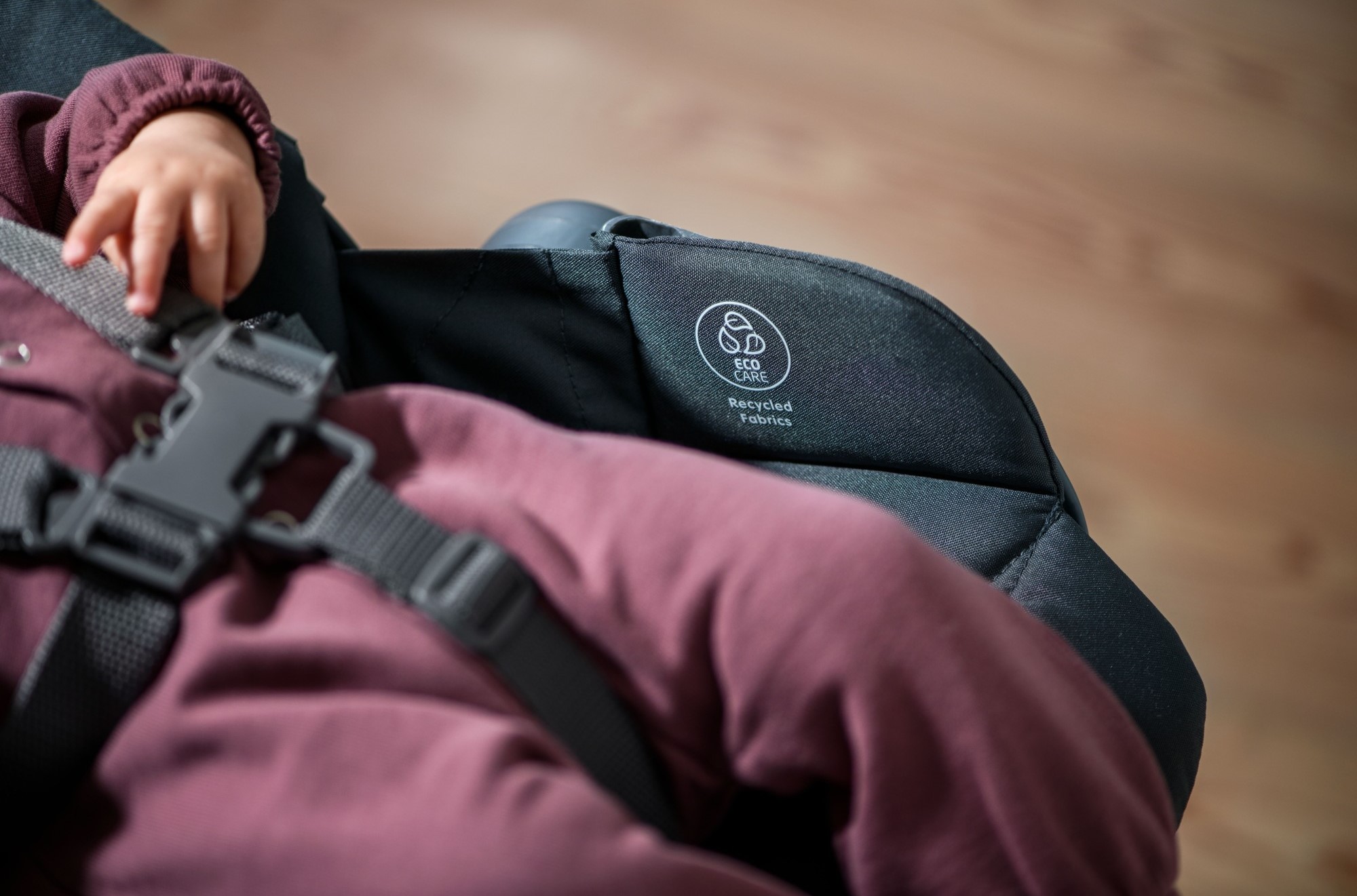 Maxi-Cosi Ava Eco - стільчик зручна форма для спільного відпочинку та годування, легкий та компактний • Beyond Graphite