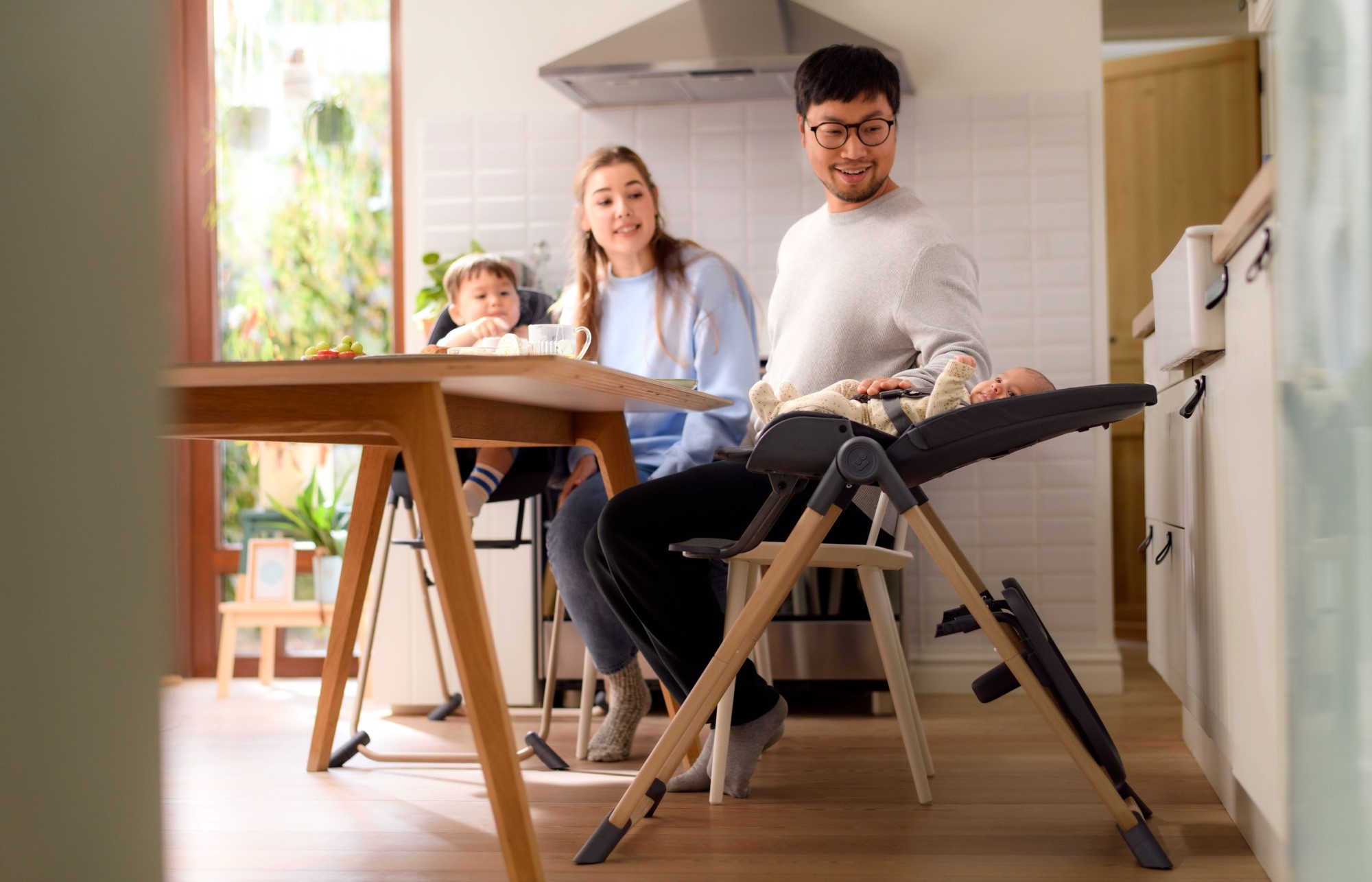 Maxi-Cosi Ava Eco - стільчик зручна форма для спільного відпочинку та годування, легкий та компактний • Beyond Graphite