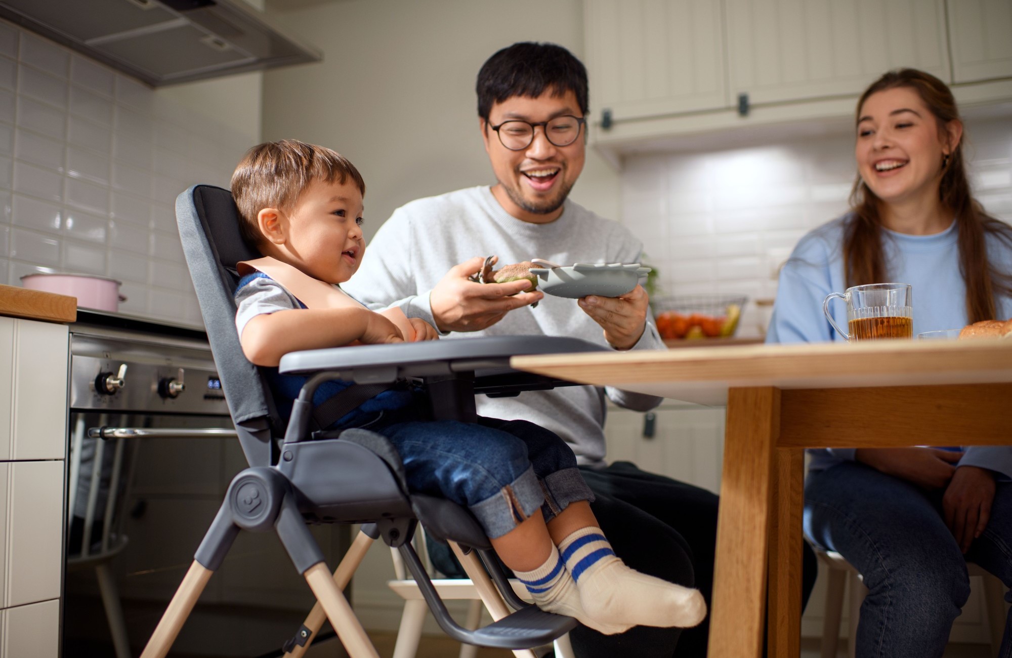 Maxi-Cosi Ava Eco - стільчик зручна форма для спільного відпочинку та годування, легкий та компактний • Beyond Graphite