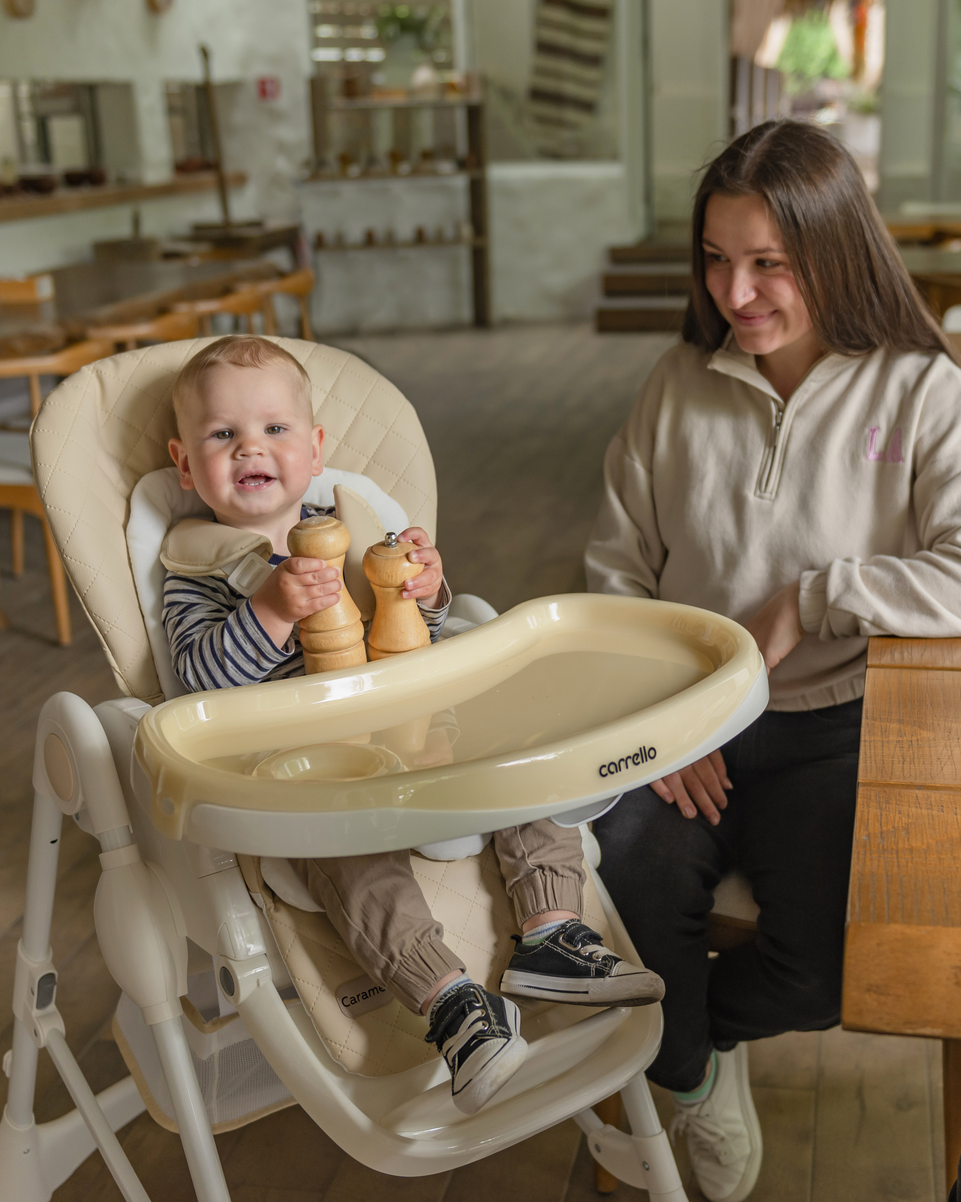 Стільчик зручна форма для спільного відпочинку та годування Карамель