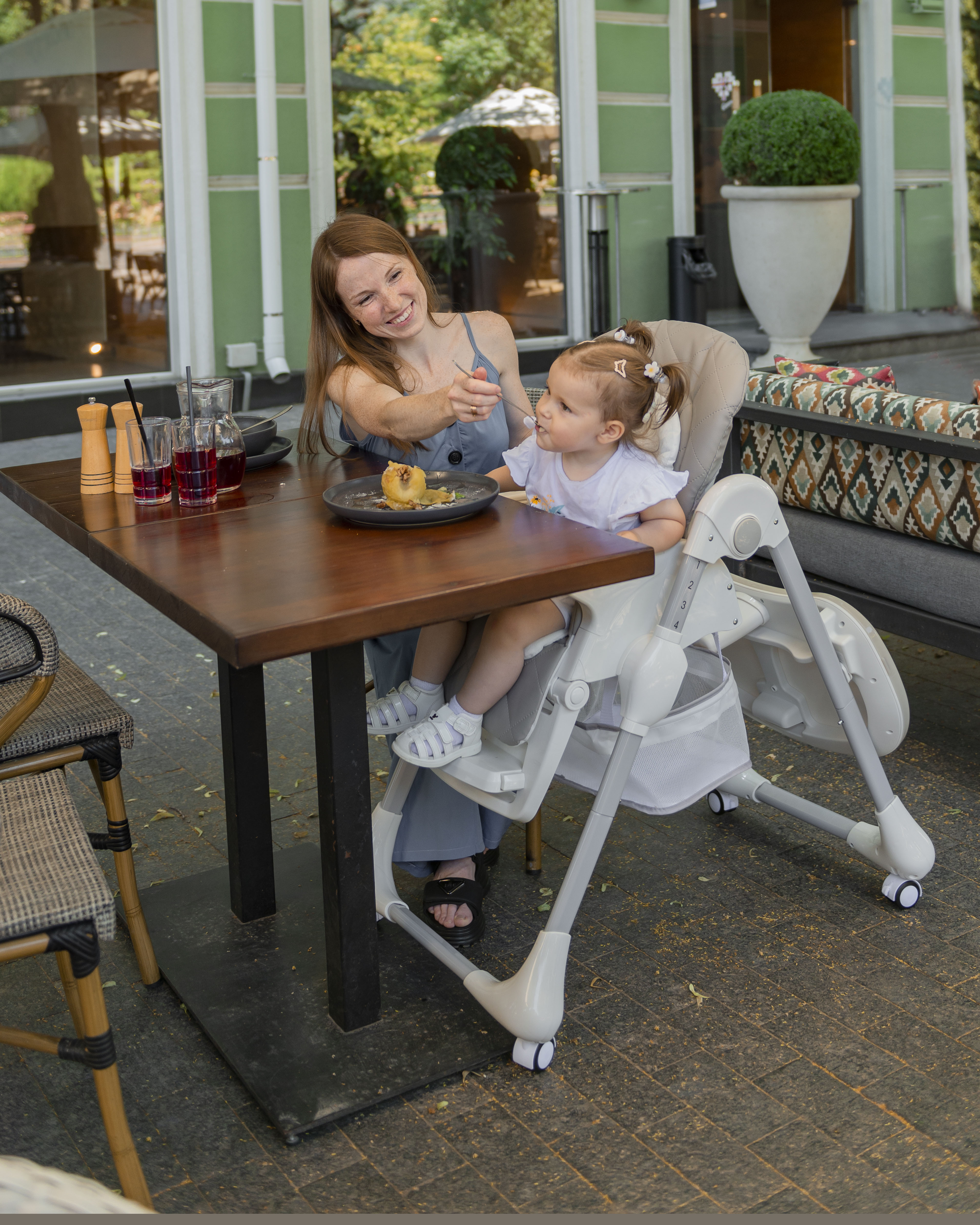 Стільчик зручна форма для спільного відпочинку та годування Toffee